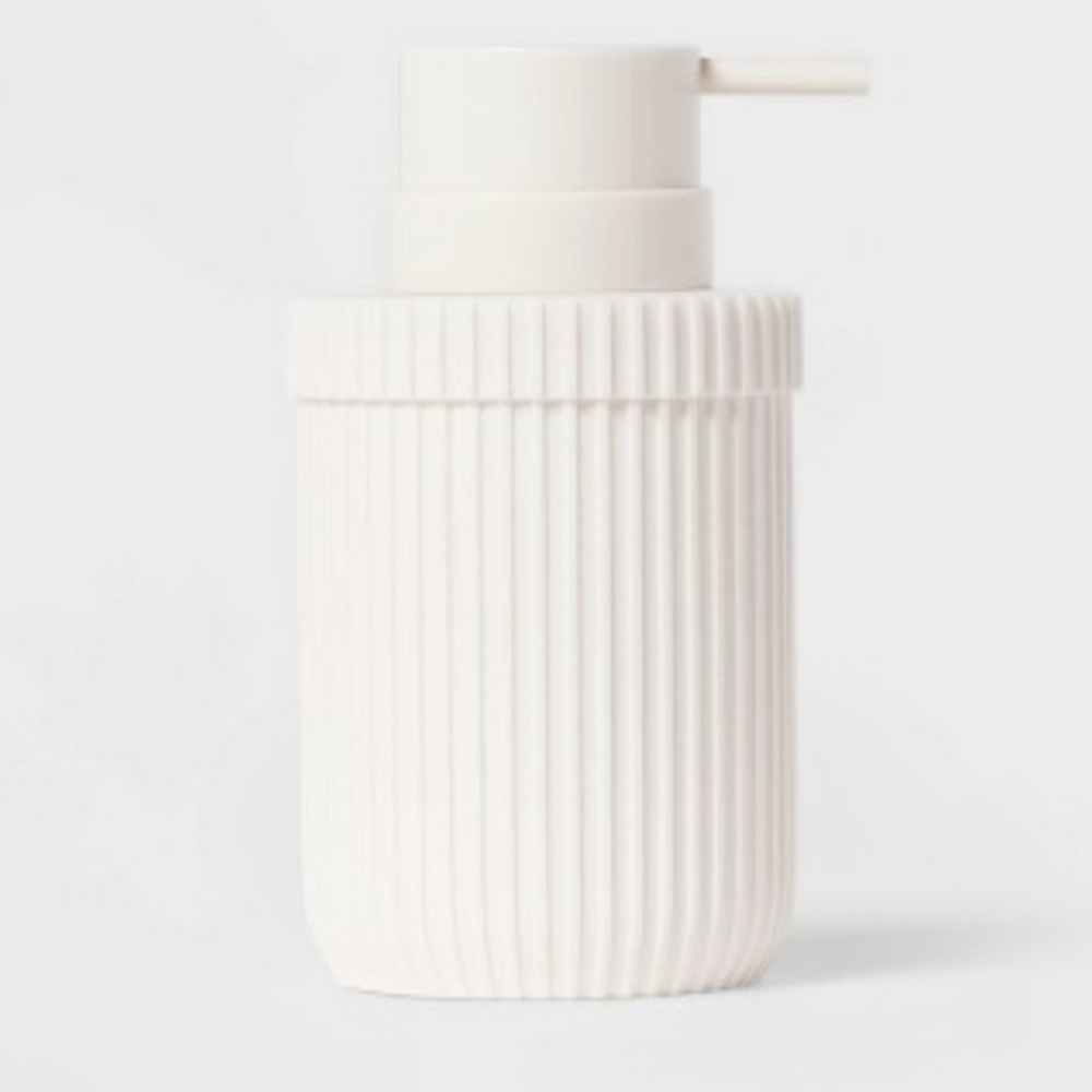 Fluted /Ribbed Soap Pump White - Room
Essentials / 1- Soap Pump